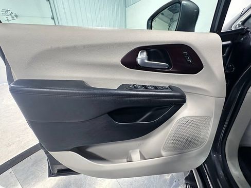 Used 2017 Chrysler Pacifica Limited FWD image 18
