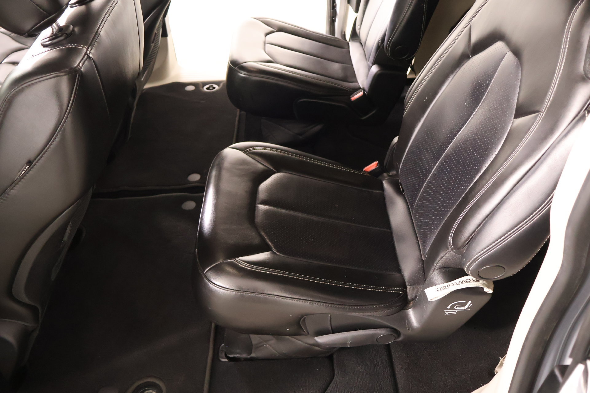 Used 2023 Chrysler Pacifica Touring-L FWD image 12