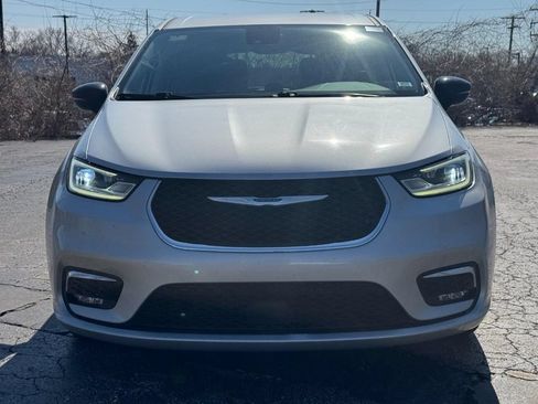 Used 2024 Chrysler Pacifica Touring-L FWD image 11