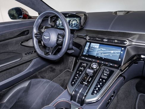 Used 2025 Aston Martin V8 Vantage Coupe image 17