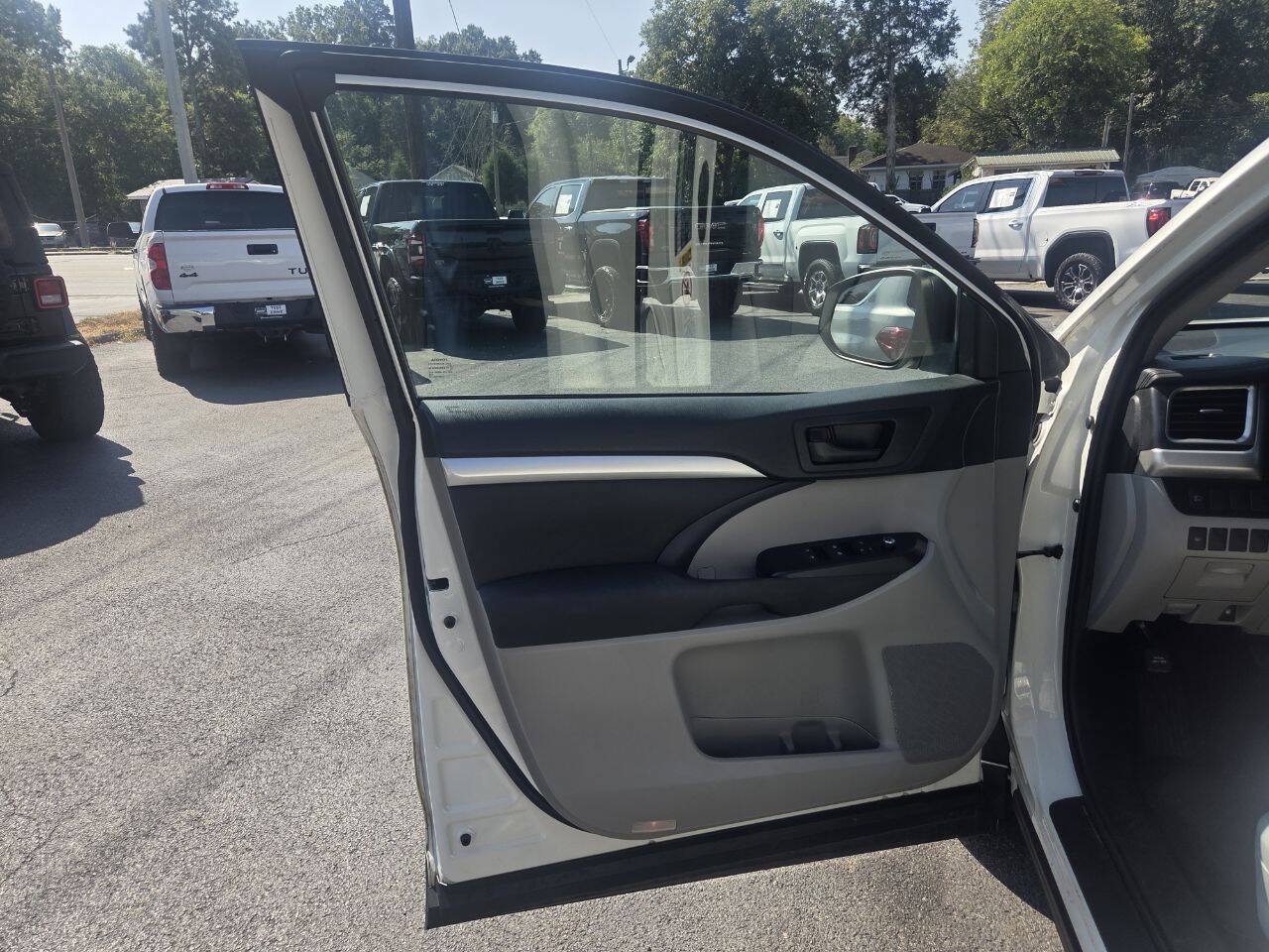 Used 2019 Toyota Highlander LE FWD image 13