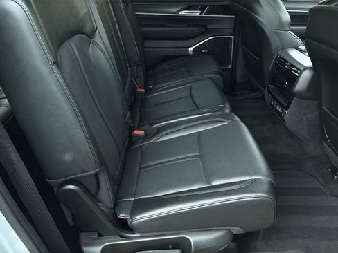 Used 2024 Jeep Wagoneer Series II w/ Flexible Seating Group AWD/4WD image 38
