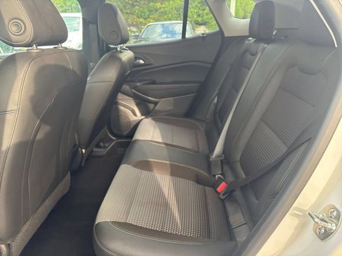 Used 2025 Chevrolet Trax LT FWD image 25