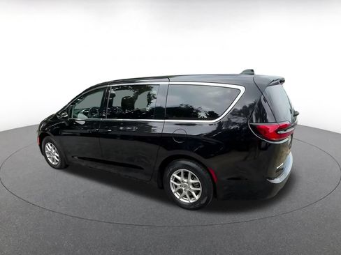 Used 2024 Chrysler Pacifica Touring-L FWD image 9
