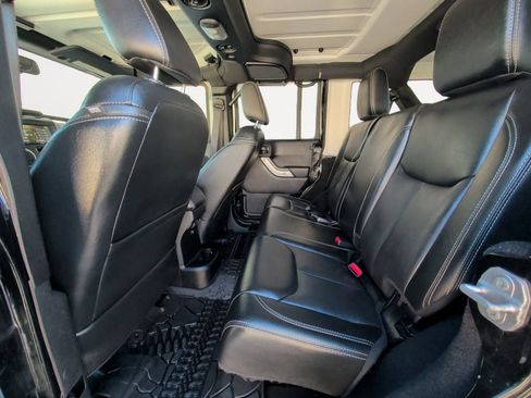 Used 2017 Jeep Wrangler Unlimited Rubicon AWD/4WD image 13