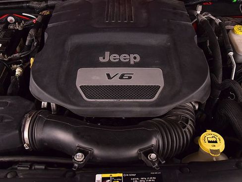 Used 2017 Jeep Wrangler Sahara w/ Dual Top Group AWD/4WD image 33