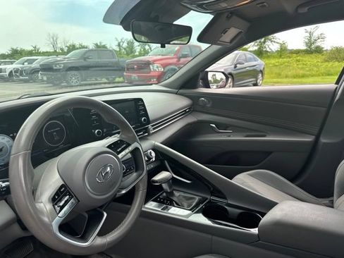 Used 2022 Hyundai Elantra SEL w/ Convenience Package FWD image 16