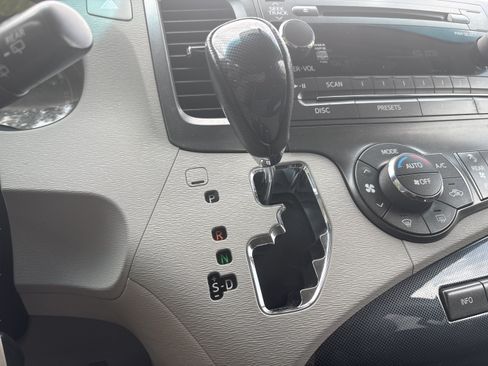 Used 2011 Toyota Sienna SE w/ Preferred Pkg FWD image 15
