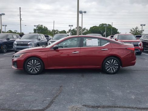 Used 2024 Nissan Altima 2.5 SV FWD image 9
