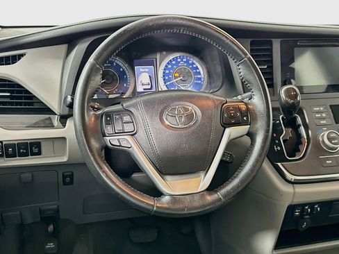 Used 2016 Toyota Sienna XLE w/ XLE Navigation Package FWD image 18