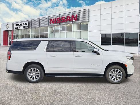 Used 2023 Chevrolet Suburban Premier image 3