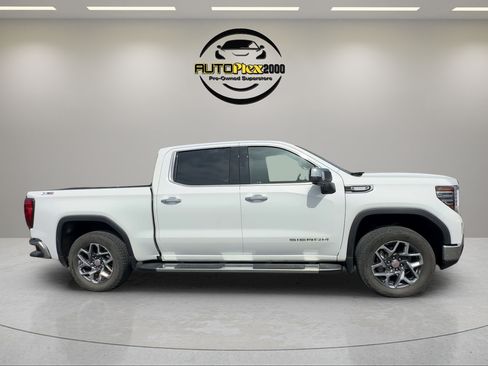Used 2022 GMC Sierra 1500 SLT w/ X31 Off-Road Package AWD/4WD image 8