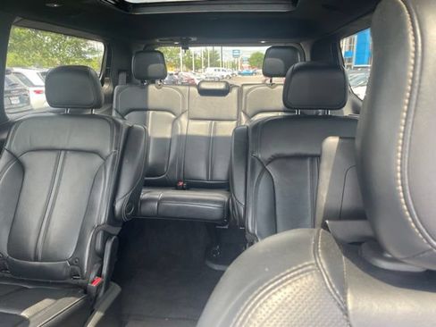 Used 2022 Jeep Wagoneer Series III w/ Premium Group I AWD/4WD image 13