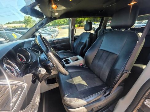 Used 2019 Dodge Grand Caravan SXT FWD image 14