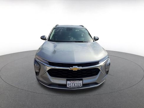 Used 2025 Chevrolet Trax LT w/ LT Convenience Package FWD image 3