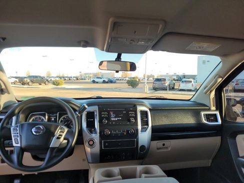 Used 2017 Nissan Titan SV image 23