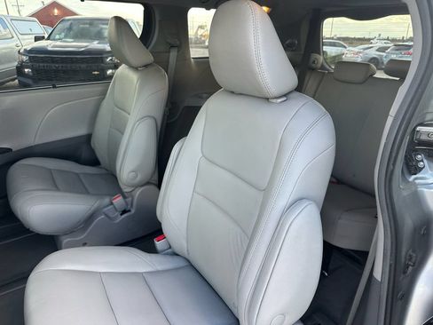 Used 2018 Toyota Sienna XLE w/ XLE Navigation Package AWD/4WD image 31