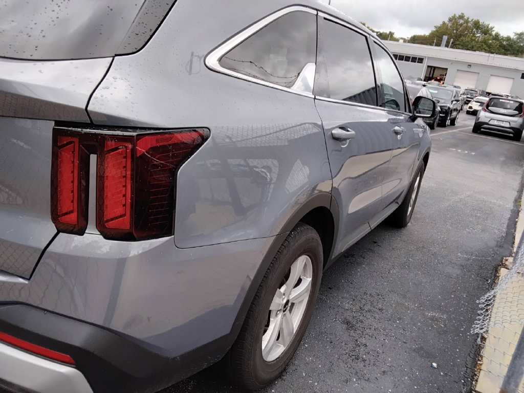 Used 2024 Kia Sorento LX FWD image 5