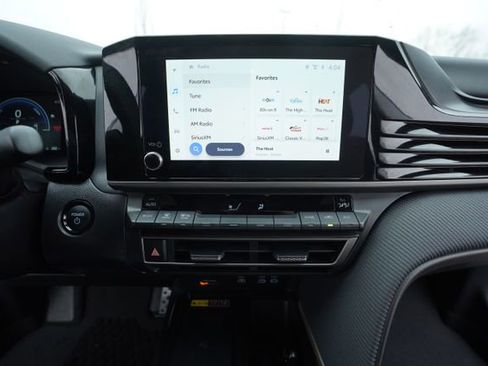 Used 2025 Toyota Camry SE image 28