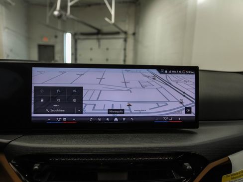 Used 2025 BMW 330i xDrive Sedan w/ Premium Package image 16