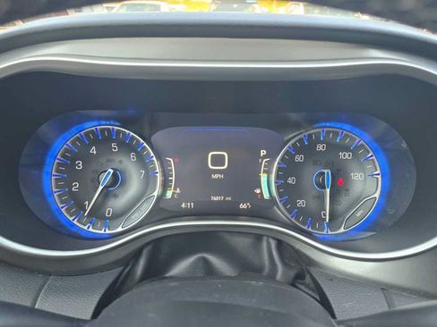 Used 2023 Chrysler Pacifica Touring-L FWD image 14
