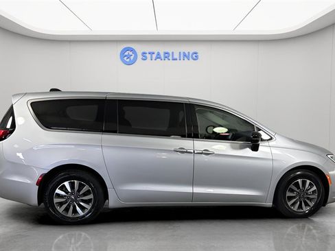 Used 2024 Chrysler Pacifica Select image 11