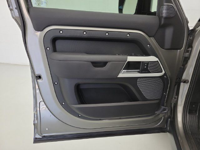 Used 2021 Land Rover Defender 110 SE AWD/4WD image 19