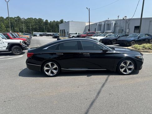 Used 2018 Honda Accord Touring image 2
