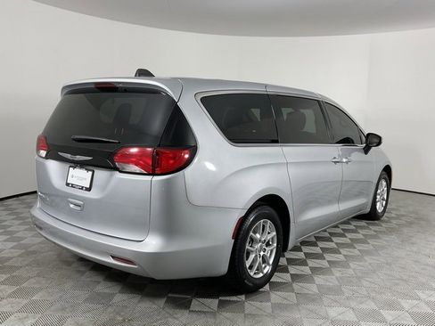 Used 2022 Chrysler Voyager LX image 3