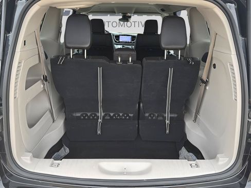 Used 2023 Chrysler Pacifica Touring-L FWD image 32