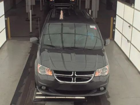 Used 2020 Dodge Grand Caravan SXT image 2