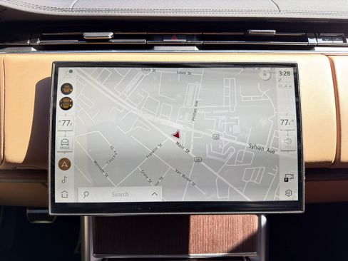 Used 2025 Land Rover Range Rover SE image 18