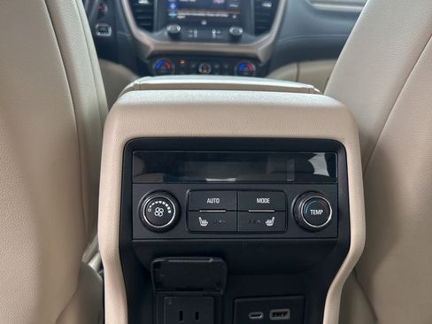 Used 2021 GMC Acadia Denali w/ Denali Technology Package FWD image 12