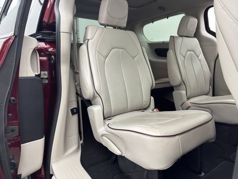 Used 2017 Chrysler Pacifica Limited FWD image 41