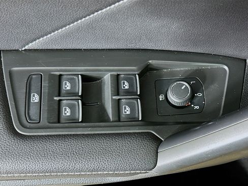 Used 2024 Volkswagen Tiguan SE image 15