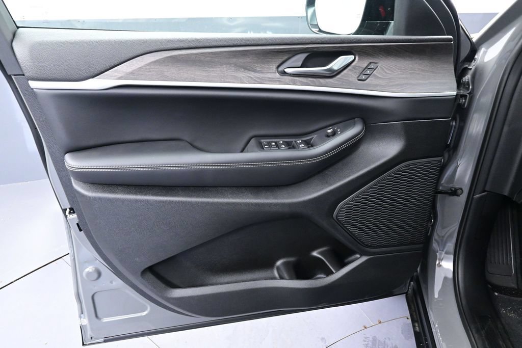 New 2027 Jeep Grand Cherokee Limited AWD/4WD image 12
