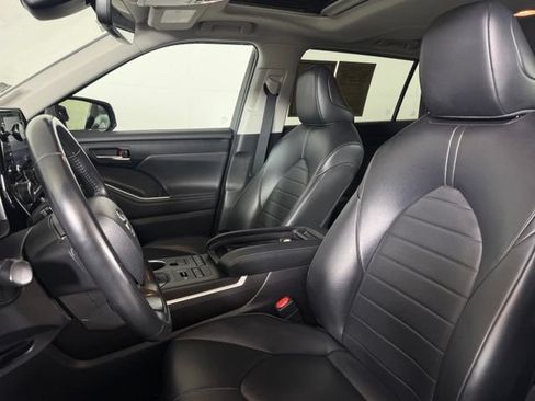 Used 2022 Toyota Highlander XLE AWD/4WD image 5