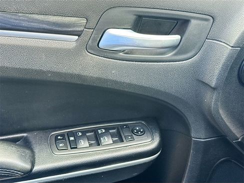 Used 2022 Chrysler 300 Touring w/ Sport Appearance Package image 18