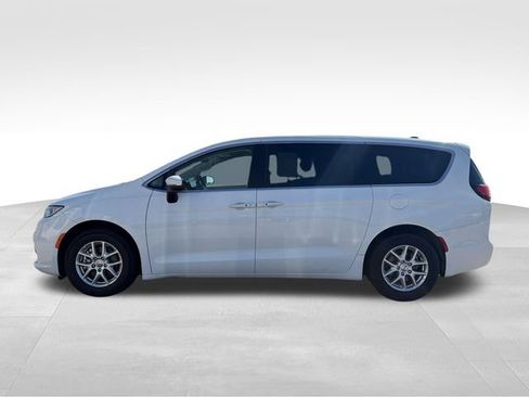 Used 2023 Chrysler Pacifica Touring-L FWD image 8