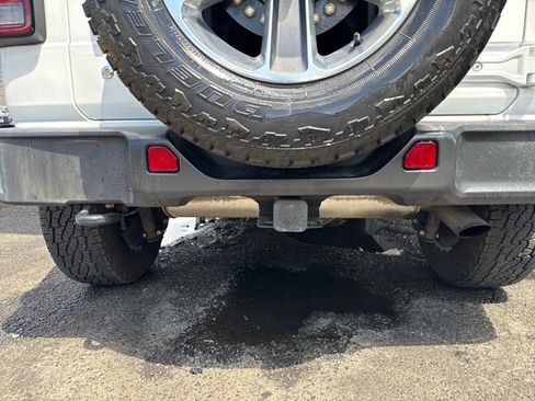 Used 2019 Jeep Wrangler Unlimited Sahara AWD/4WD image 38
