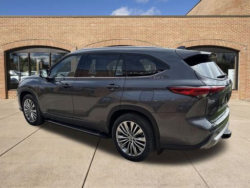 Used 2023 Toyota Highlander Platinum image 6
