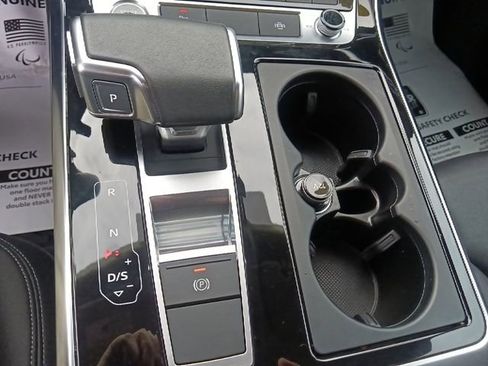 Used 2023 Audi Q8 Premium image 28