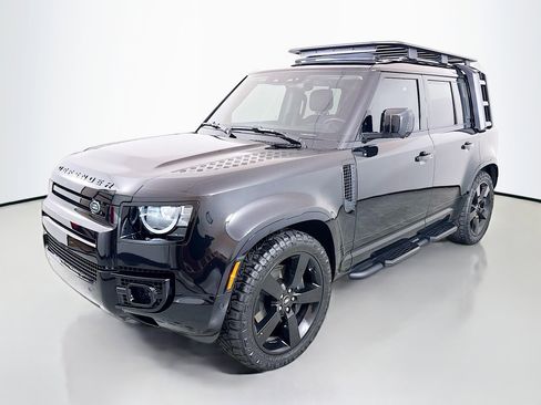 Used 2025 Land Rover Defender 110 X-Dynamic SE image 3