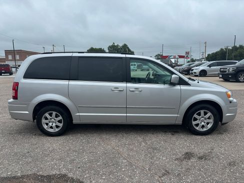 Used 2010 Chrysler Town & Country Touring FWD image 7