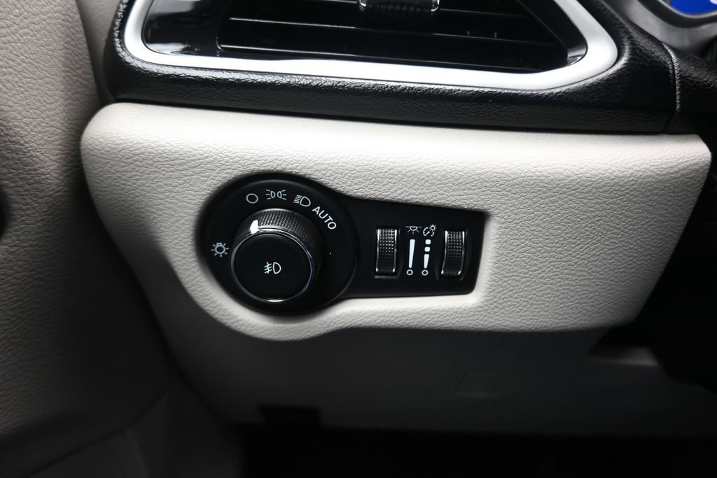 Used 2024 Chrysler Pacifica Touring-L FWD image 28