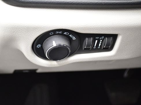 Used 2023 Chrysler Voyager LX FWD image 19