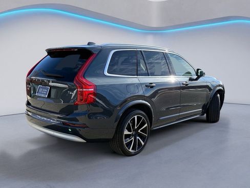 Certified 2022 Volvo XC90 T6 Momentum w/ Climate Package image 4