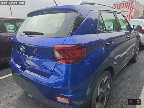 Used 2023 Hyundai Venue Limited FWD image 3