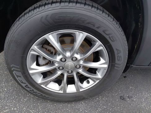 Used 2019 Jeep Cherokee Latitude Plus w/ Comfort/Convenience Group image 18