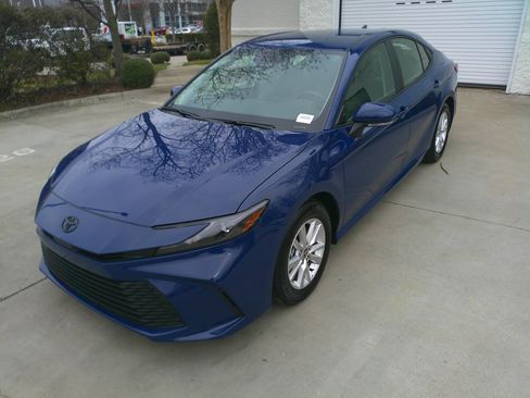 Used 2025 Toyota Camry LE image 5